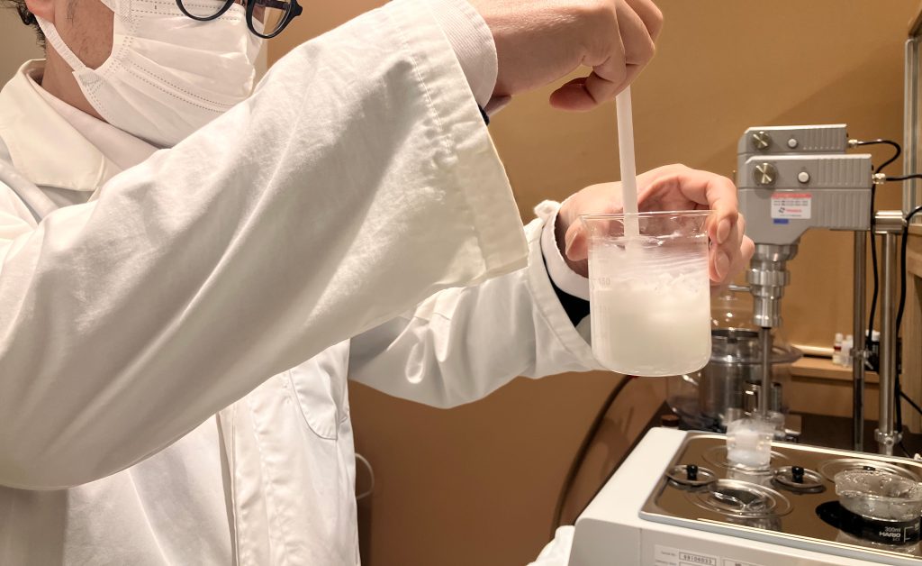 ウィル・グラン化粧品株式会社の化粧品OEMはオープンラボになっていて、お客様に開発の現場を見て・感じていただける環境です。ウィル・グラン化粧品の化粧品Oならナイアシンアミド OEMの高機能化粧品が可能です。